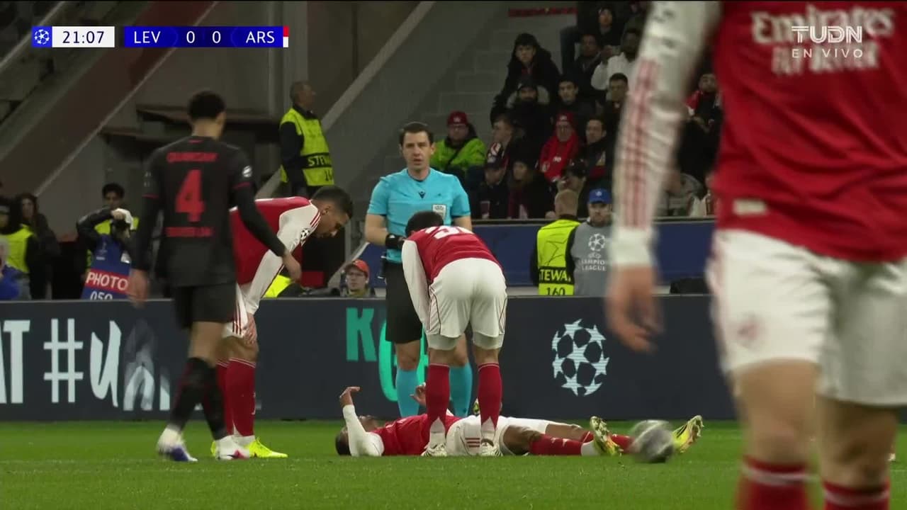 Entran las asistencias para revisar a Magalhaes por un fuerte balonazo