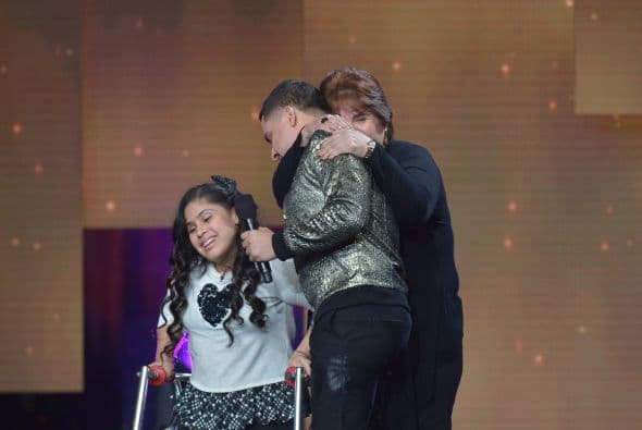 Cuando la hermana de Larry Hernández se negó a abortar un embarazo con complicaciones, el cantante le prometió que nunca estaría sola. Hoy cumple su palabra junto a Lupita, su sobrina, quien sufre de spina bifida. 