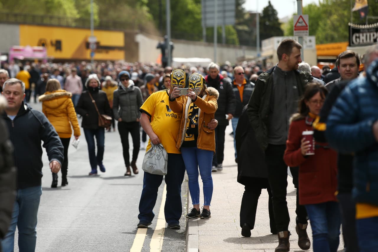 Después de la visita de Sin Cara a Raúl Jiménez, este viernes, los fanáticos de los Wolves llegaron al Molineux este sábado con máscaras del luchador y prendas típicas mexicanas que montaron un colorido ambiente para enfrentar al Fulham en la Premier League.