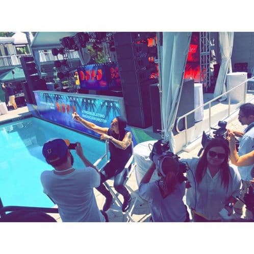 Maluma no necesita un 'selfie stick'...