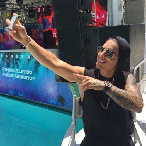 Le basta y le sobra con esos estilizados brazos