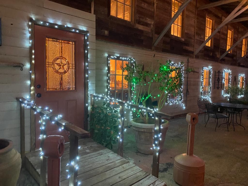 Los restaurantes, tiendas y supermercados del área también son decorados con luces e inflables navideños.