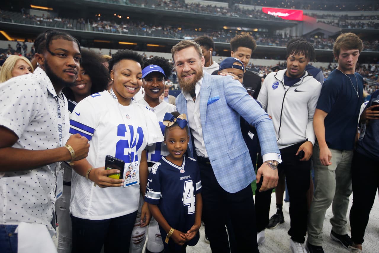 Algunos aficionadods aprovecharon par saludar a su ídolo y tomarse unas cuantas fotos con él.