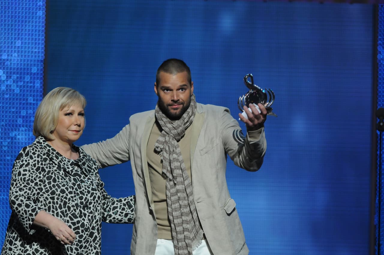 El segundo premio que recibió fue a la Máxima excelencia, que recibió de manos de Cristina Saralegui.