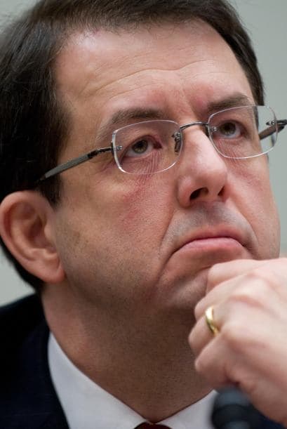 8. ROBERT KELLY- Bank of New York Mellon pagó durante 2010 $19,379,257l, a Kelly por fungir como CEO, el incrementó fue de 73%. Kelly anunció el 1 de septiembre su renuncia a la compañía por "discrepancias en la gestión de la empresa".