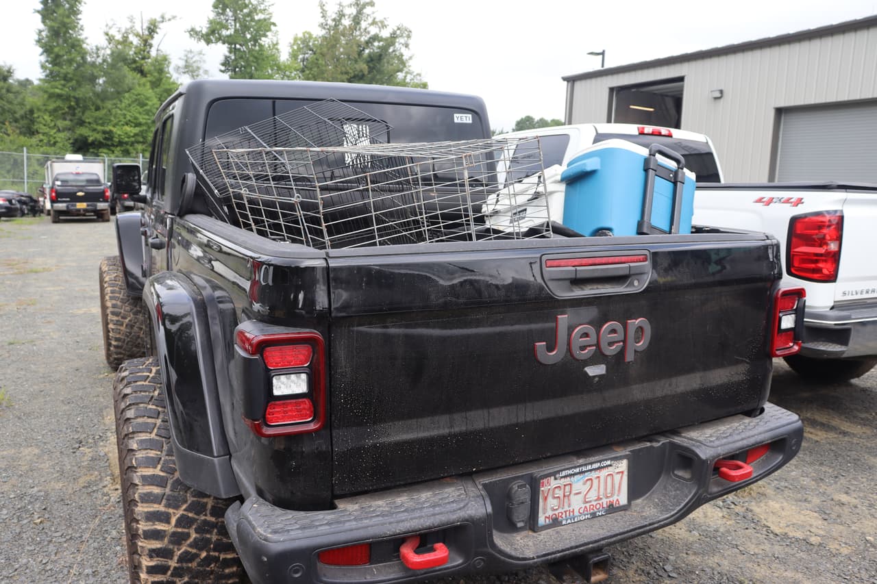La neverita con hielo y las jaulas para transportar los gallos quedaron desatendidas en la caja de este moderno Jeep. ¿Y su dueño? Las autoridades buscan identificarlos a todos.