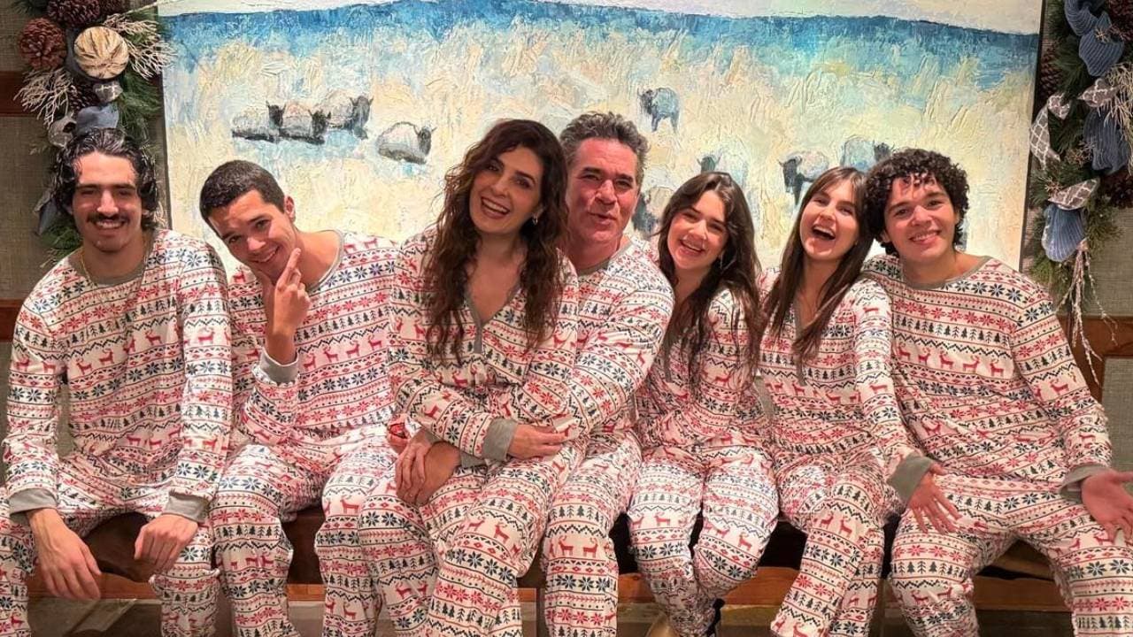 Mayrín Villanueva y Eduardo Santamarina junto a sus cinco hijos.