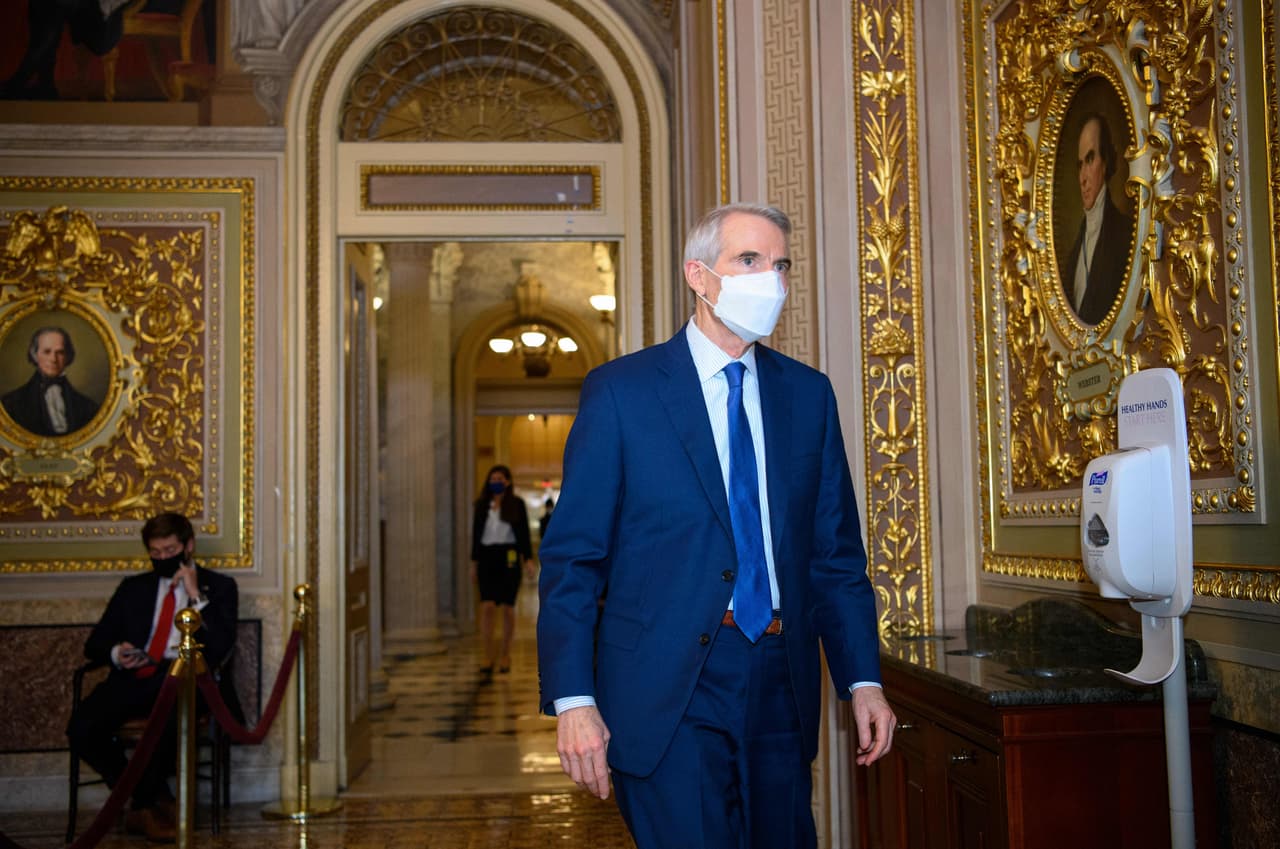 El senador republicano por Ohio,
<b>Rob Portman</b>, dijo que "no fue fácil" revivir ese día. Pero también admitió que los senadores habían creído que estaban seguros, y "según las imágenes, tal vez no tan protegidos como pensábamos que estábamos. Pero en ese momento, la gente - quiero decir, creo que muy pocos de mis colegas sintieron que estaban en peligro."
<br>