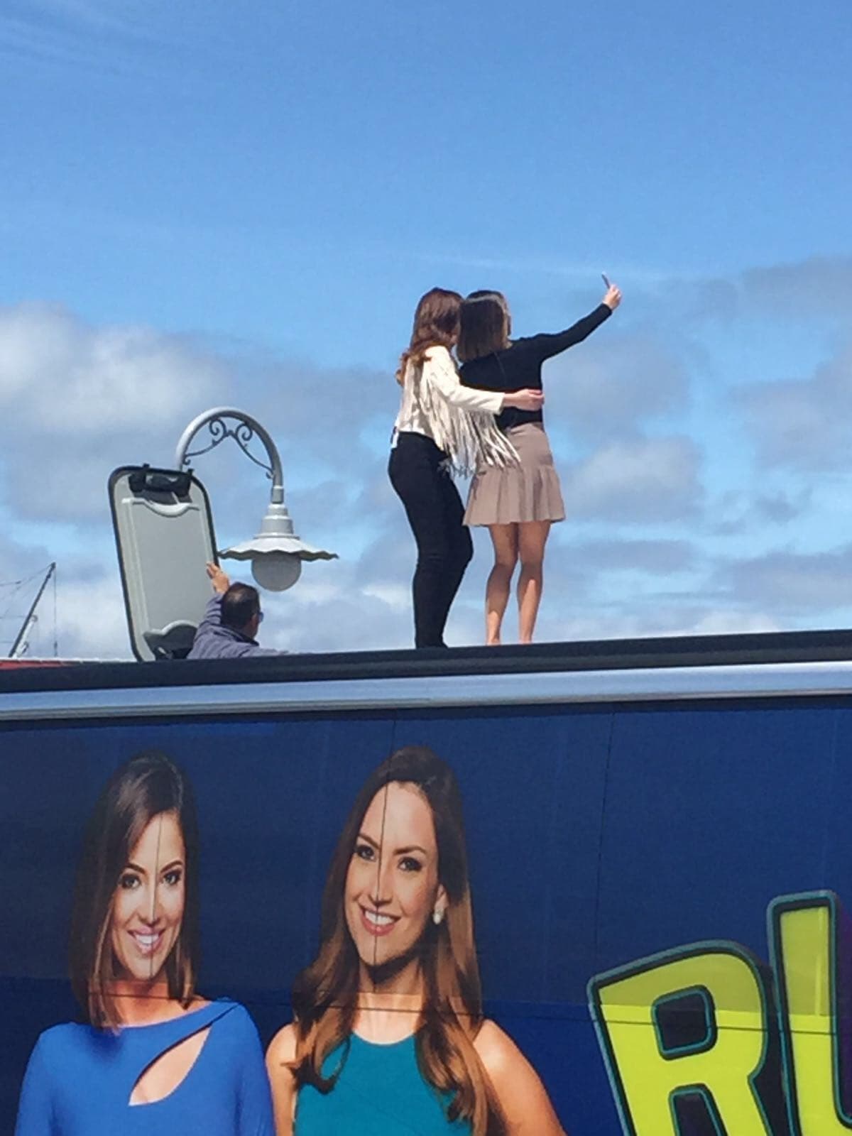 Las presentadoras se tomaron un selfie desde las alturas del autobús.