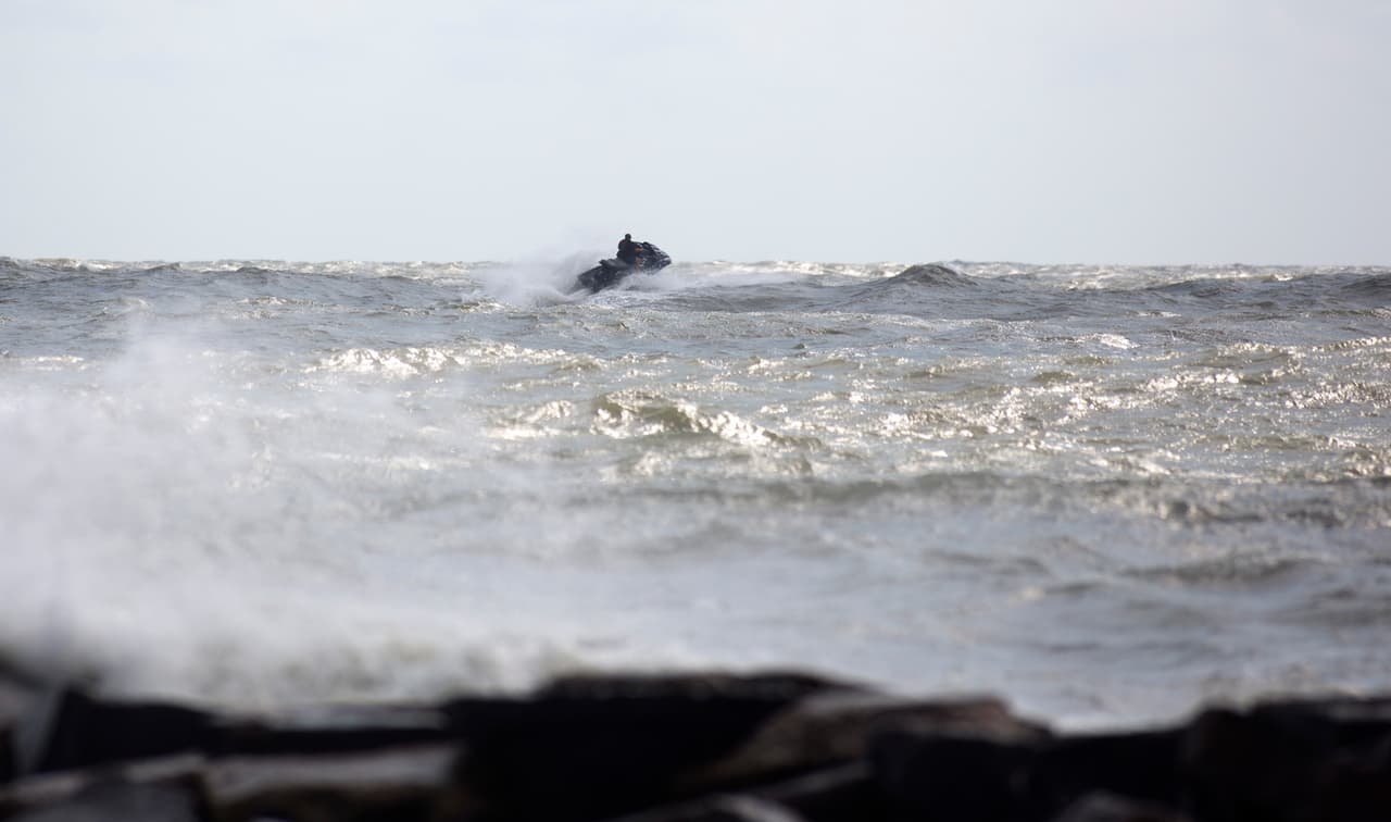 A pesar de las advertencias, hubo quien decidió correr su motora acuática en Atlantic City.