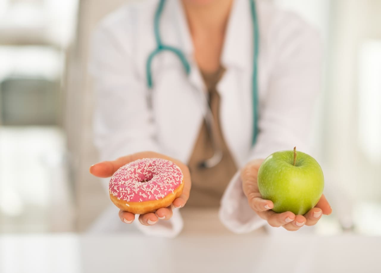 No obstante, te recomendamos asistir con un médico o especialista en nutrición, quien te dirá si puedes realizar este tipo de ayuno sin tener ningún problema con tu salud.