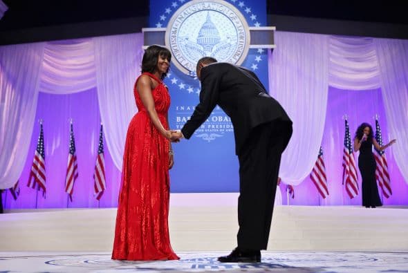 La primera pareja cantó el uno al otro, Michelle Obama chasqueó los dedos y el presidente se inclinó y sonrió juguetonamente a su esposa.