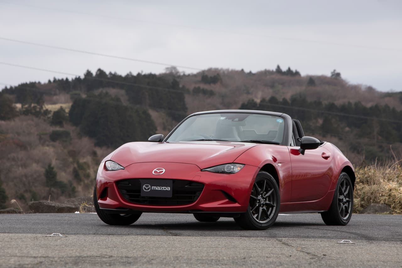 <b>Cuarta Generación ND (2016 - ¿?)</b>
<br>El Mazda MX-5 ‘Miata’ ND fue mostrado en octubre 2014 durante el
<a href="https://www.univision.com/temas/auto-show-de-paris">Auto Show de Paris</a>, y luego en noviembre durante el
<a href="https://www.univision.com/noticias/auto-shows/los-angeles-auto-show">LA Auto Show</a>. Esta nueva generación del ‘Miata’ es más compacta y liviana (220lb/100kg). En cuanto a sus dimensiones, este es 10.5cm más corto que el NC.