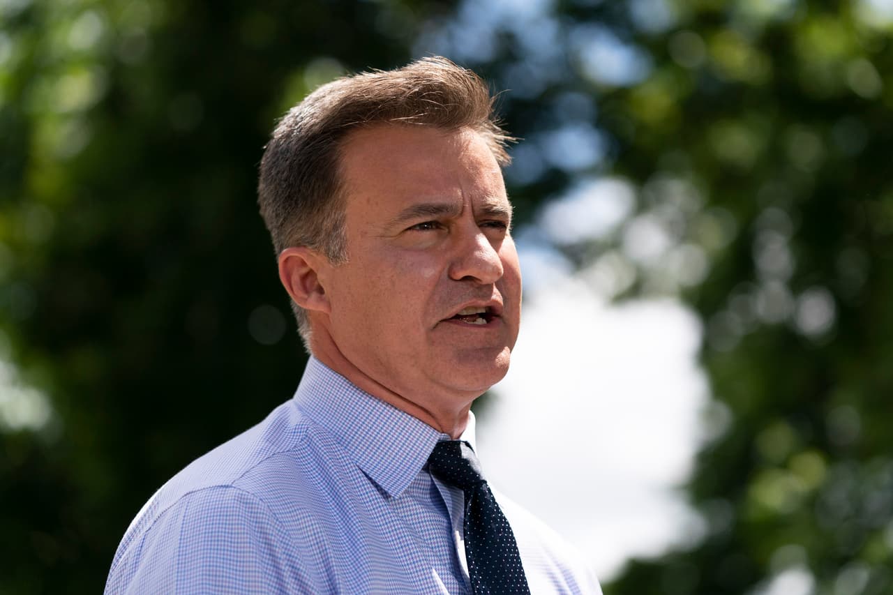 El senador Roland Gutiérrez, demócrata de Texas, en una conferencia de prensa en Uvalde el 2 de junio del 2022.