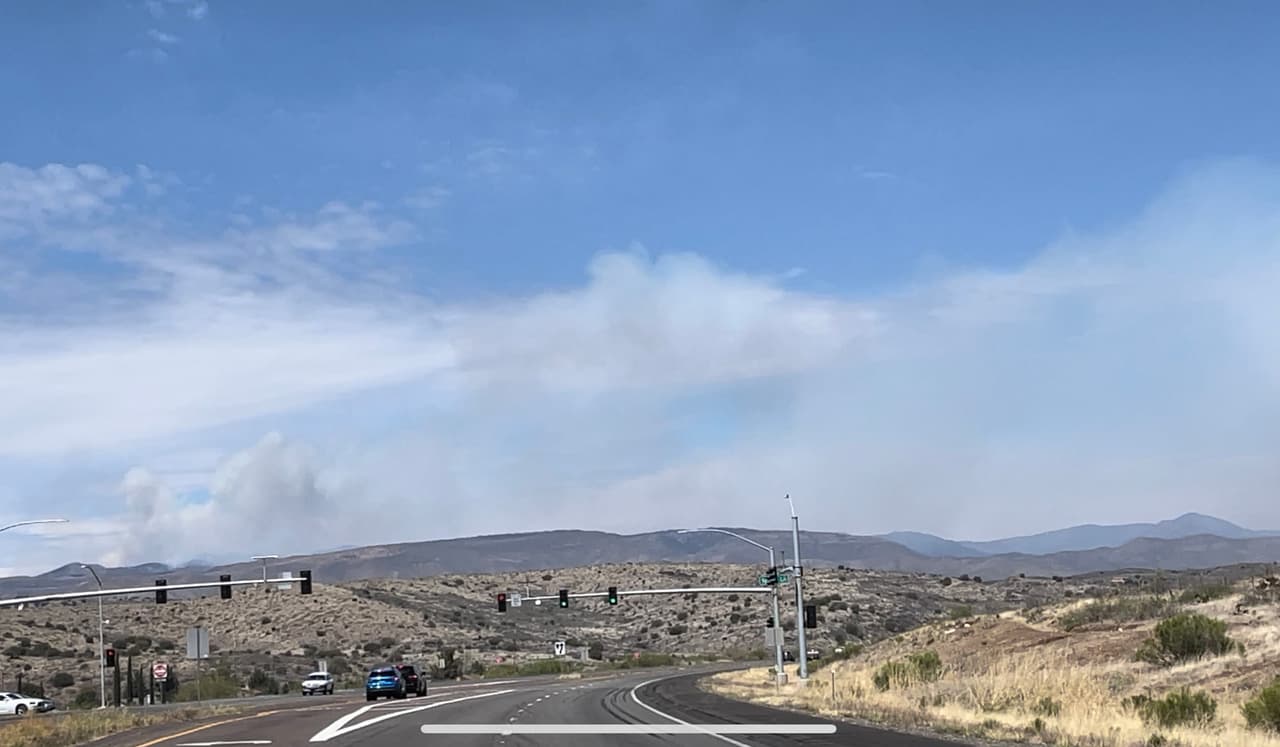 El incendio de Crooks ha destruido al menos 1,600 acres de tierra y está contenido en un 0% este miércoles por la mañana, según los bomberos.