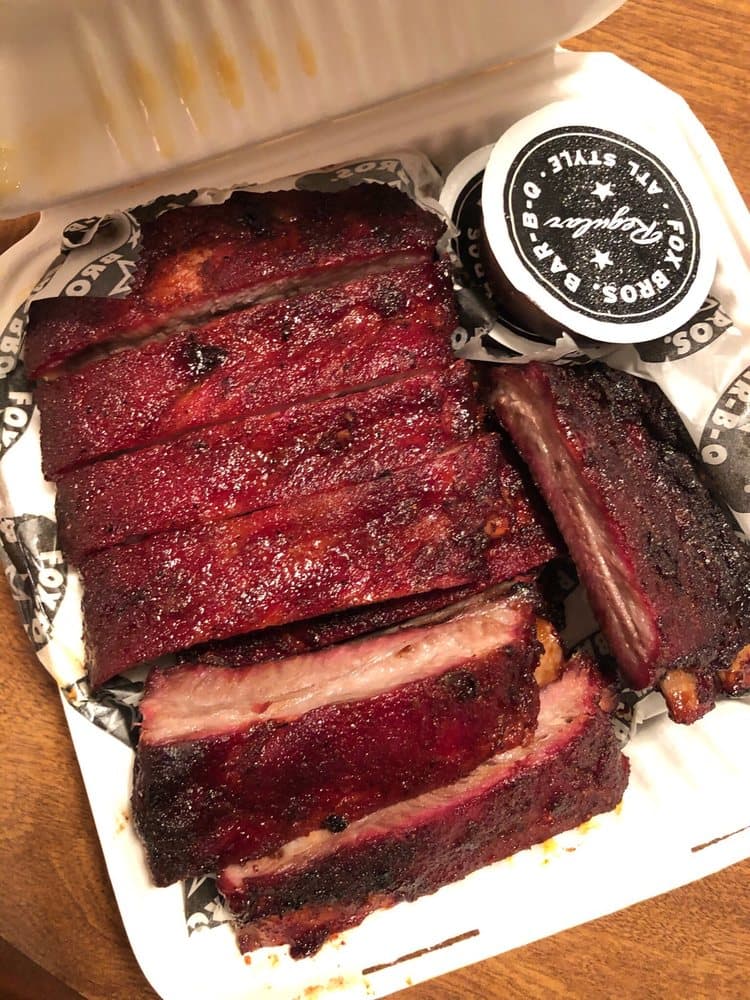 <b>Fox Brothers Bar-B-Que Que-osk</b>
<br>Dirección: 120 Ottley Dr NE Atlanta, GA 30324
<br>Teléfono: (404) 358-7635
<br>Sitio web: 
<a href="http://www.foxbrosbbq.com/que-osk/contact/index.html">http://www.foxbrosbbq.com/que-osk/contact/index.html</a> 
<br>
<b><a href="https://www.yelp.com/map/fox-brothers-bar-b-que-que-osk-atlanta">Cómo llegar</a></b>
<br>
<br>Ofrecen “pechuga ahumada, cerdo desmenuzado, alitas y una combinación de guarniciones originales” al estilo de Texas, según sus propietarios.