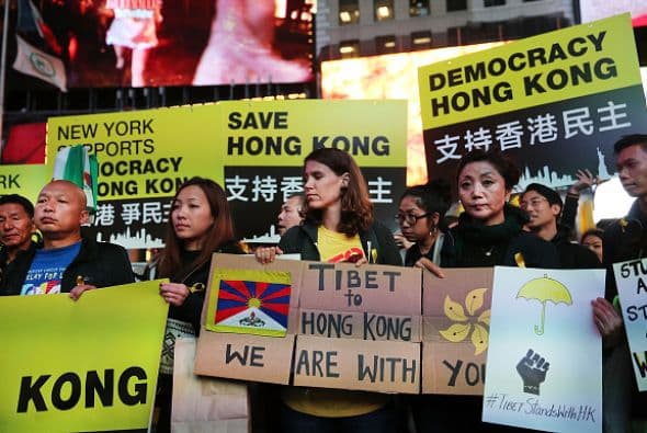 Las pancartas llaman a la democracia, muestran el apoyo del Tibet y piden salvar a Hong Kong.