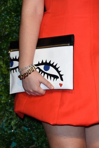 En ocasiones hay accesorios que se nos olvidan contemplar para estas fechas. Si es la cena de fin de año de tu trabajo no olvides cambiar la gran bolsa, por una tipo sobre en la que sólo debes llevar, tu celular, dinero y un labial para el resto de la noche. Esta hará que se note la diferencia del evento en el que estás, te sugerimos que encuentres una con tu estilo.