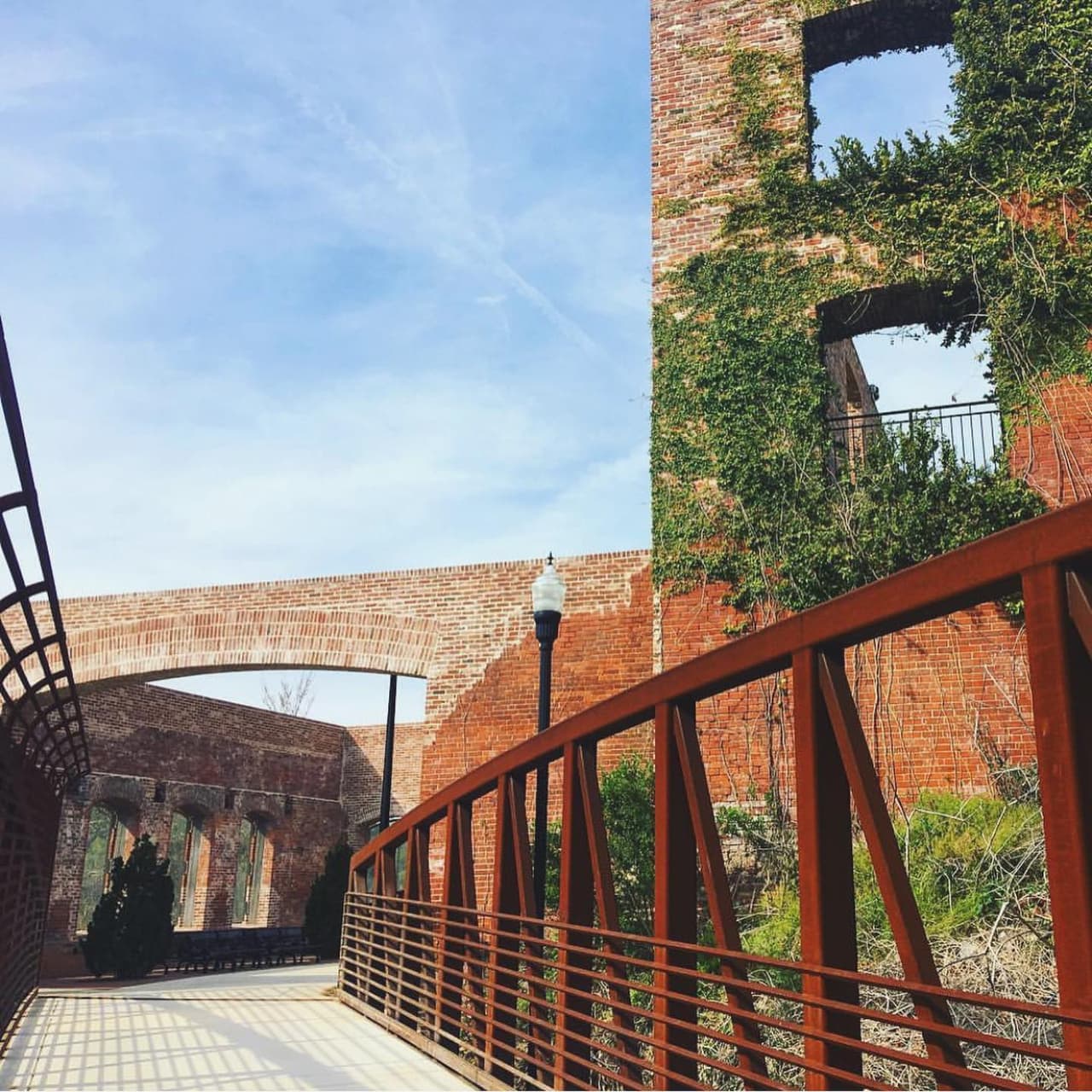 Este sendero lineal de 15 millas se extiende a lo largo de la orilla del río desde el puerto deportivo de la ciudad de Lake Oliver hacia el sur hasta el Museo Nacional de Infantería.