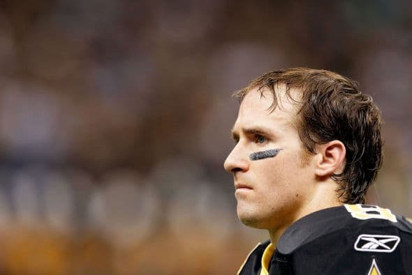 El quarterback de los Santos de Nueva Orleans, Drew Brees, llegó al equipo en 2006 con un contrato por seis años, que se acaba esta temporada, de $60 millones. El mariscal de campo rompió la marca de yardas por pases en el aire (con 5,476 yardas), récord que tenía Dan Marino con 5,054 yardas.