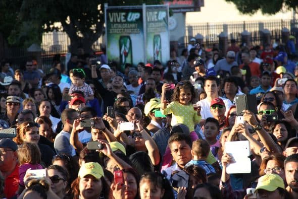 Los corridos de la banda grupera “Voz de Mando” se hicieron sentir en los Latin Grammy Streets Parties en Phoenix, donde los fanáticos esperaban ansiosos y cantaron con entusiasmo las más famosas canciones de esta agrupación. 