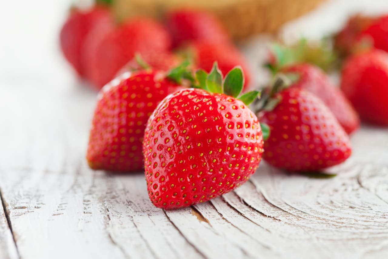 ¿Qué necesitas? 5 fresas y un bote de yogur natural. Lo único que tienes que haces es mezclarlo y después untarlo en tu piel, déjala actuar por al menos 30 minutos y después retira con abundante agua. Hazlo de dos a tres veces por semana.