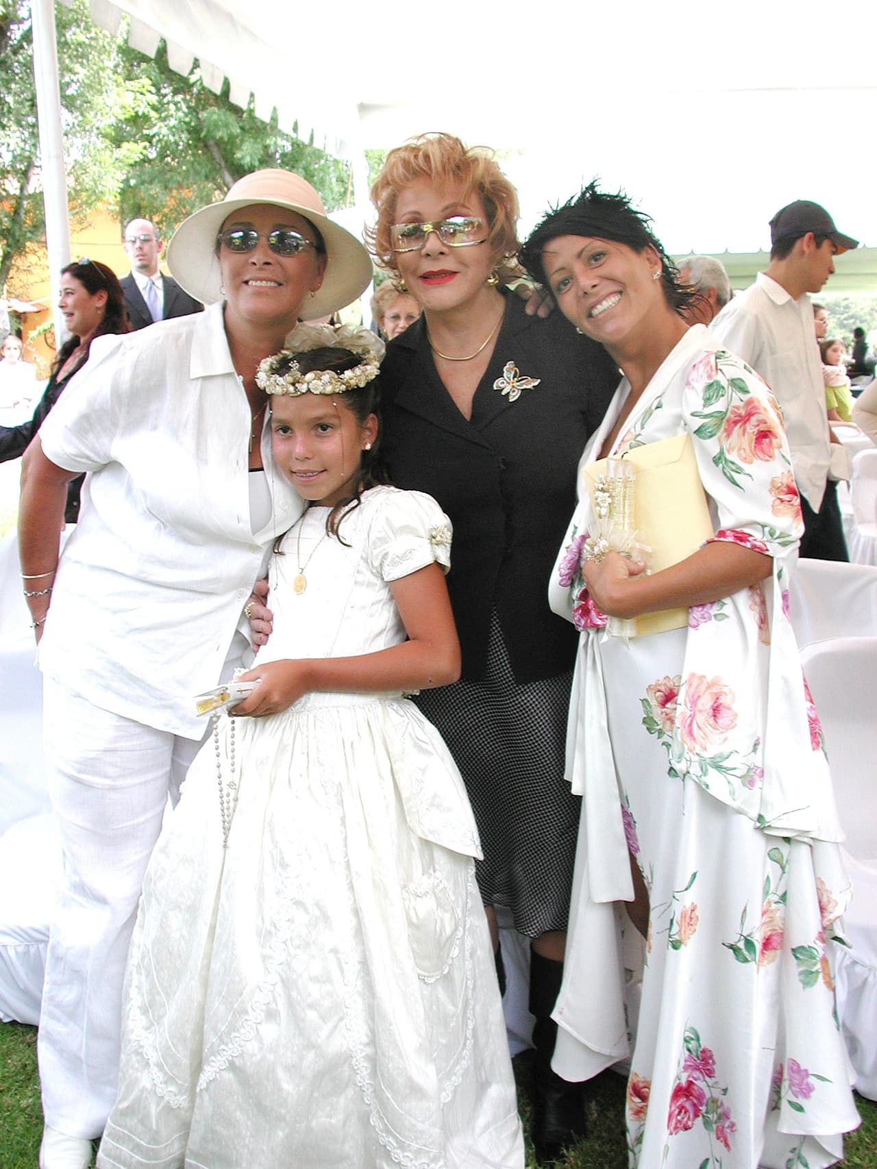 En el mundo de la farándula siempre han habido pleitos familiares, ya sea entre hermanos, padres e hijos o primos. El más reciente es el que está viviendo la dinastía que encabeza la actriz Silvia Pinal, pues a pesar de que en los últimos días se vio delicada de salud, uno de los miembros de su familia se ha encargado de encender la controversia entre ellos.