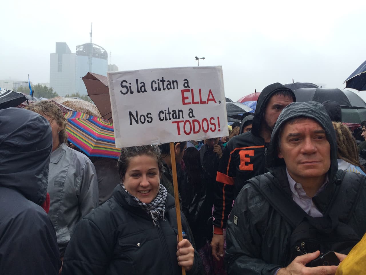 A pesar de la lluvia, los manifestantes llegaron desde todo el país al centro de Buenos Aires para apoyar a su líder: Cristina Fernández. La expresidenta declaró por la mañana en los tribunales federales por presuntas irregularidades en el manejo del dólar a futuro del Banco Central durante su administración.