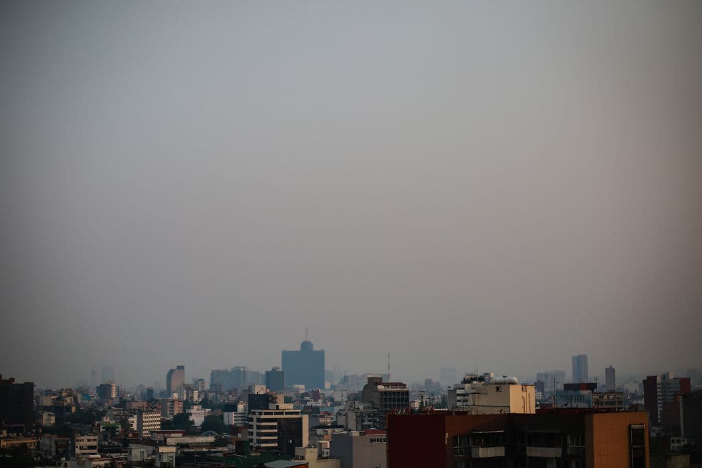 Seg煤n informaci贸n de la agencia AFP, los expertos se帽alaron que el principal contaminante de estos d铆as cr铆ticos fueron las micropart铆culas resultantes de los incendios (PM2.5) que en combinaci贸n con el calor, la ausencia de lluvia y viento leve, llevaron a la ciudad m谩s grande del mundo a tomar medidas extraordinarias en aras de superar la contingencia.