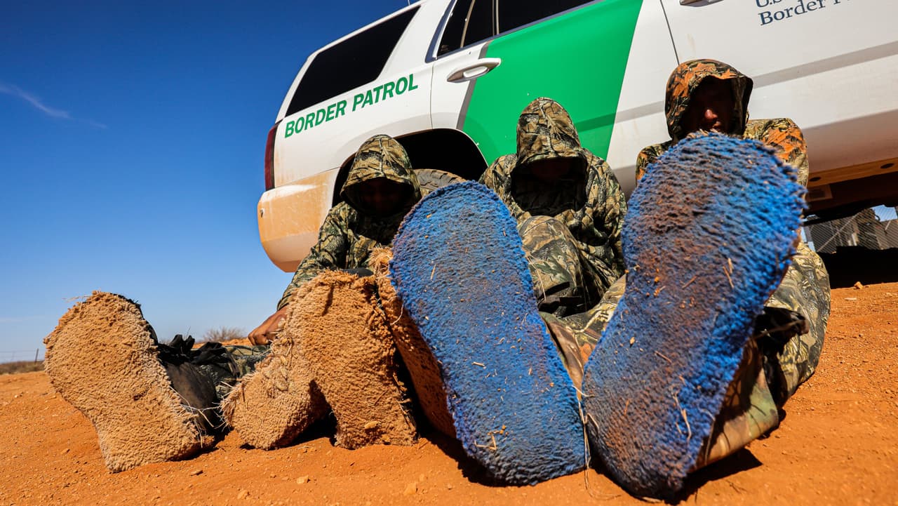 Los migrantes utilizan estas técnicas simples para evitar ser detectados como zapatos de alfombra y ropa camuflada, tuiteó John Modlin, Jefe de la Patrulla Fronteriza en Tucson. Agentes de la estación Brian A. Terry trabajaron para detener a este grupo de migrantes después de que cruzaron la frontera ilegalmente.