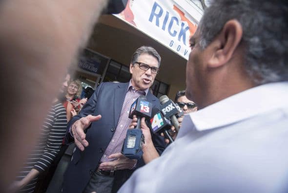 El gobernador de Texas se enterará de quién será su sucesor en suelo floridense pues se encuentra en ese estado apoyando al gobernador republicano Rick Scott, quien busca ser reelegido en una de las contiendas más cerradas del país.