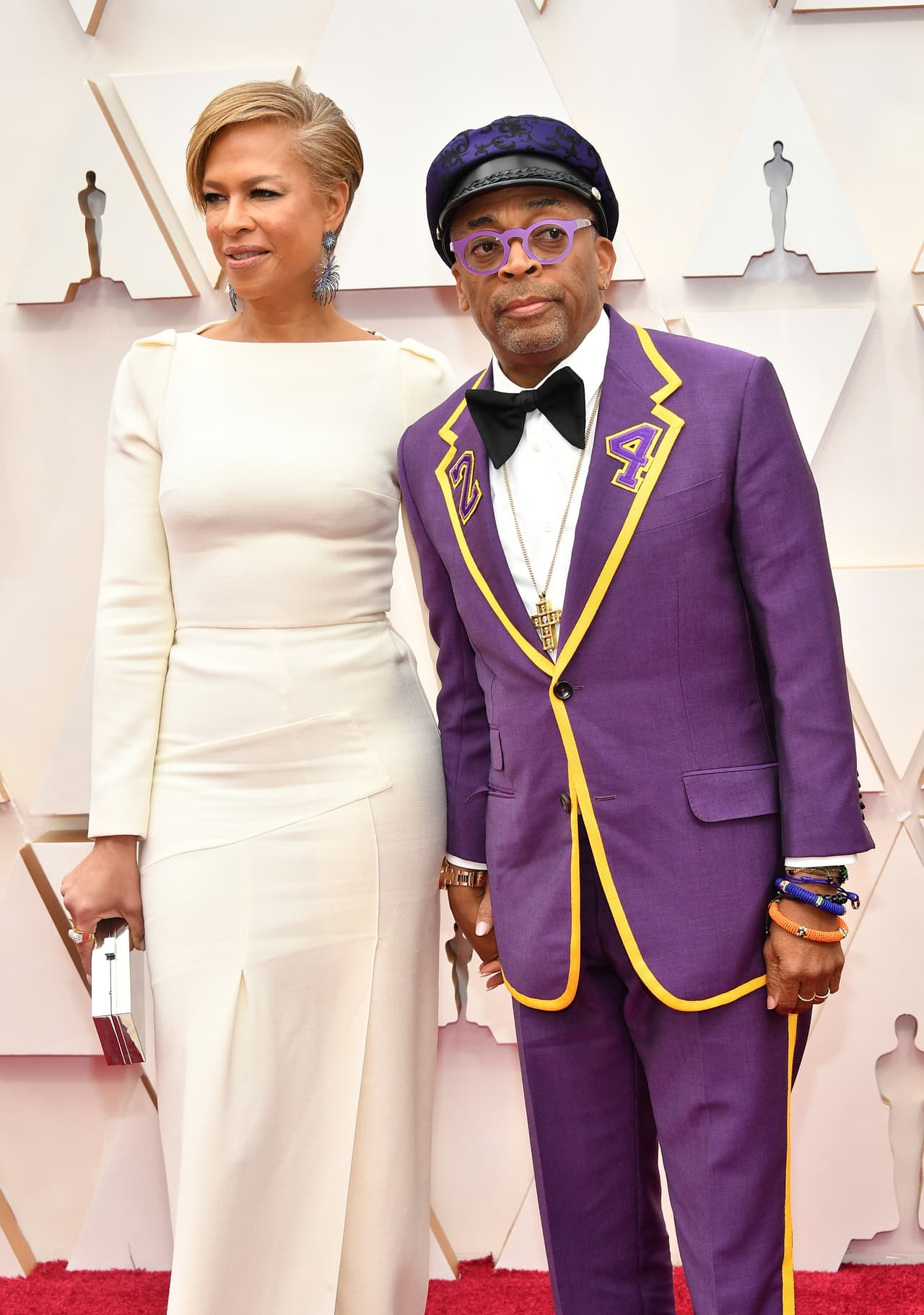 Spike Lee, de 62 años, complementó su 'look' con unas gafas de armazón morado y una boina, también morada.