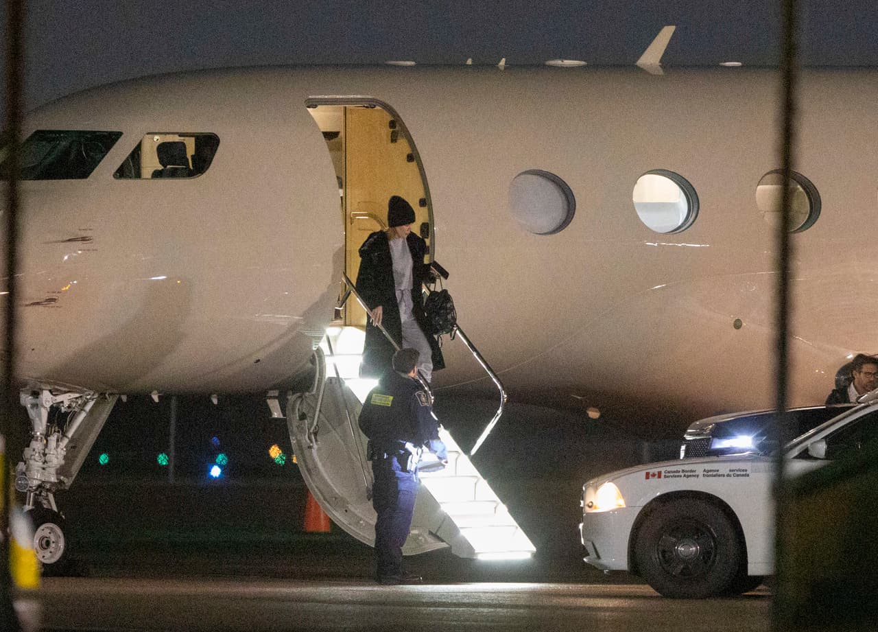 La agencia The Grosby Group reportó que amigos del basquetbolista también los acompañaron.
<br>