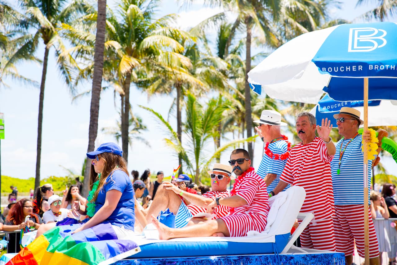 ¿Quién dijo que no se puede desfilar cómodo? Estos participantes lo demostraron al participar en el desfile tomando el sol en tumbonas.