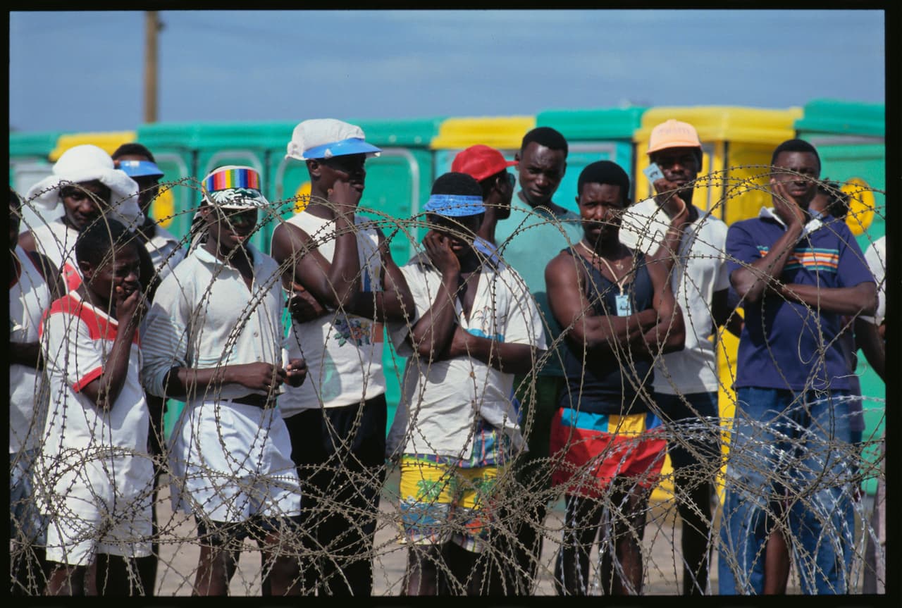 <a href="https://www.nytimes.com/1992/02/05/world/haven-for-haitians-backed-in-miami.html"><u>Unos 15,000 haitianos fueron trasladados a la base naval estadounidense</u></a> en Cuba y luego repatriados.