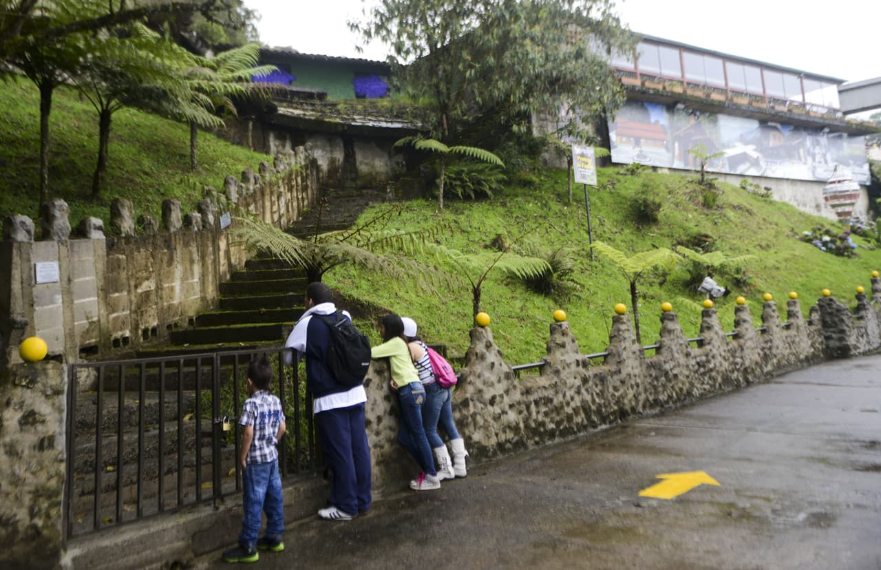 Pero a La Catedral, que permaneció un tiempo en ruinas después de la fuga de Escobar, construida en terrenos de su propiedad, no solo suben deportistas y feligreses, lo siguen haciendo viajeros que persiguen historias sobre escondites llenas de armas, dólares y drogas.