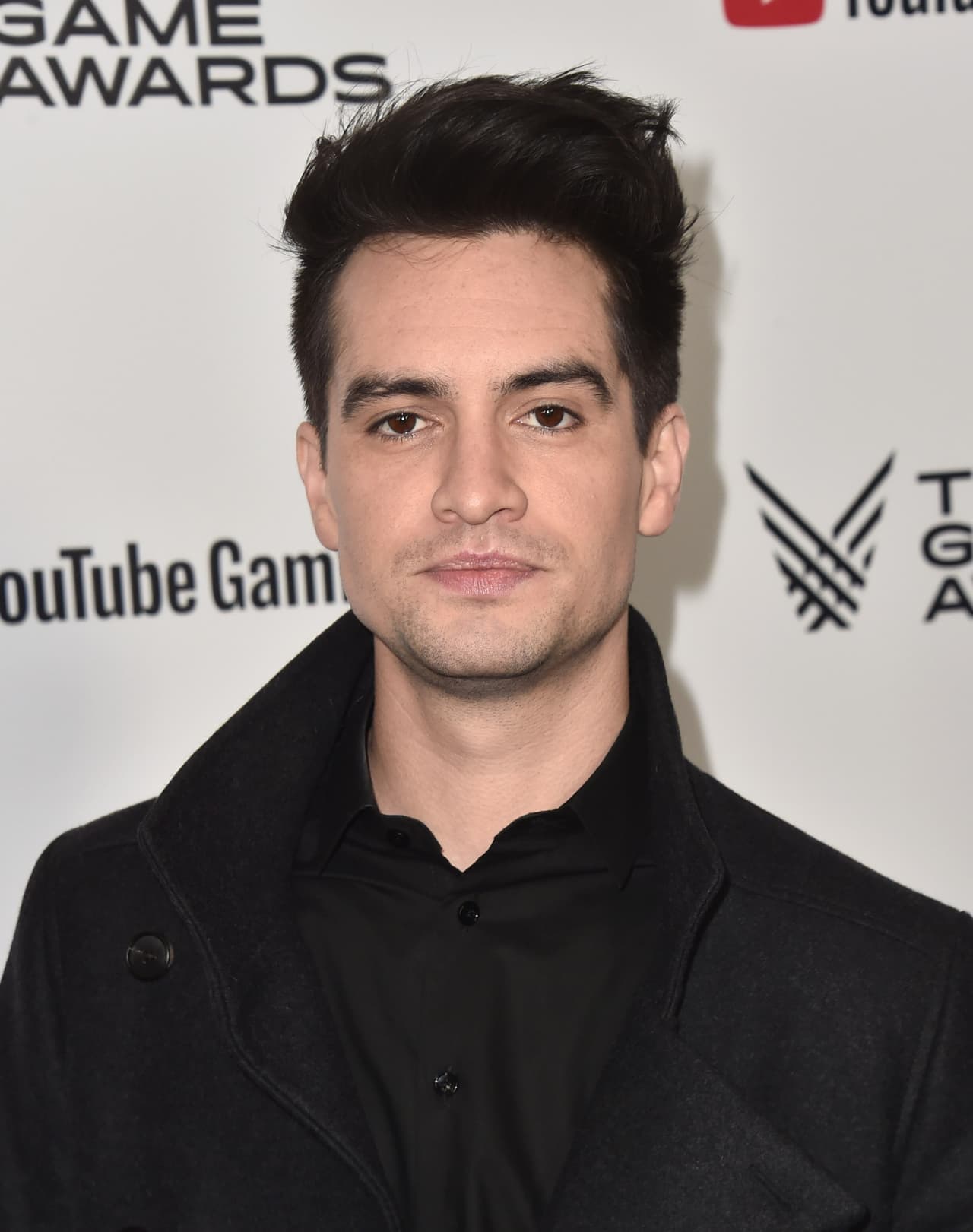 En julio de 2018 Brendon Urie, el vocalista de Panic! at the Disco, ofreció una entrevista para la revista 
<a href="https://www.papermag.com/brendon-urie-lays-it-all-out-2584081623.html" target="_blank">Paper</a> en la que dio detalles sobre su orientación sexual: "Estoy casado con una mujer y estoy muy enamorado de ella, pero no me opongo a un hombre porque a mí me gusta una persona".
