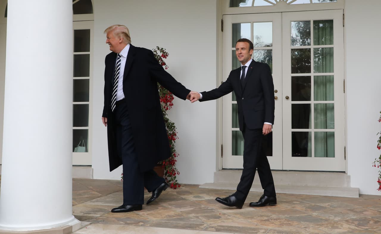 <b>De la mano de Trump.</b> En abril de 2018 el presidente de EEUU recibió a su homólogo francés Emmanuel Macron en una visita de Estado, 
<a href="https://www.univision.com/noticias/politica/horas-de-protocolo-y-reuniones-con-macron-la-primera-visita-de-estado-con-donald-trump-de-anfitrion-fotos-fotos">que incluyó una cena de gala y un discurso del francés ante el pleno del Congreso</a>. Macron 
<a href="https://www.univision.com/noticias/relaciones-internacionales/una-guerra-contra-todos-no-funciona-el-consejo-de-macron-a-trump-al-inicio-de-su-visita-a-eeuu">dijo en una entrevista en Fox News</a> que "no se hace la guerra contra tus aliados" al referirse a los aranceles a las importaciones de acero y aluminio impuestos por el estadounidense. 
<a href="https://www.univision.com/noticias/relaciones-internacionales/el-gobierno-de-francia-arremete-con-fuerza-contra-trump-dejenos-vivir-nuestra-vida-como-nacion">Desde entonces la relación entre los mandatarios parece haberse deteriorado.</a>