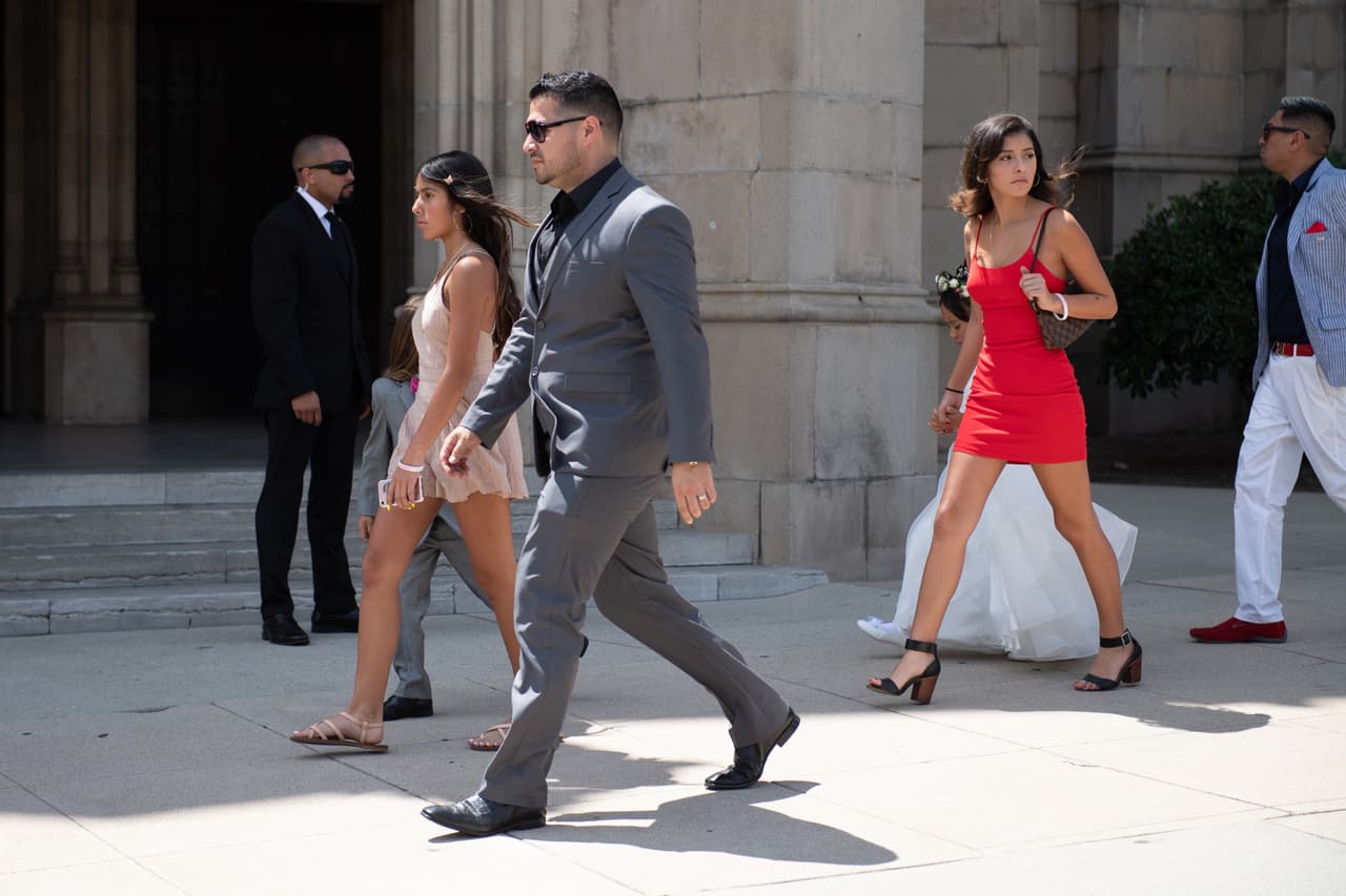 A los invitados se les prohibió utilizar su celular en la misa, incluso aseguran que les fue negada la entrada con el dispositivo, todo esto con el afán de mantener en secreto todos los detalles de la unión.