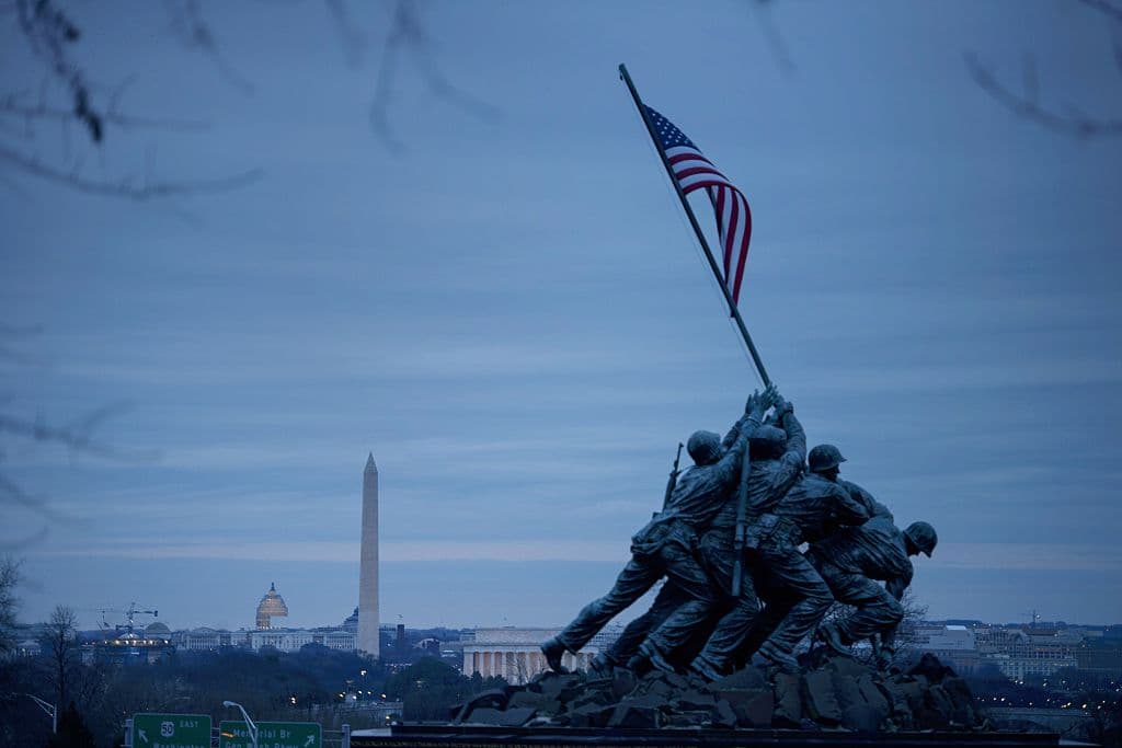 Esa estampa ha quedado también inmortalizada en uno de los
<a href="https://www.univision.com/noticias/estados-unidos/lincoln-memorial-cumple-100-anos-como-el-monumento-mas-visitado-fotos">monumentos más conocidos del Washington National Mall</a>, en Washington DC. Su nombre oficial es
<i><b>US Marine Corps War Memorial</b></i>
<b> </b>pero se conoce popularmente como el
<b>monumento a Iow Jima.</b>