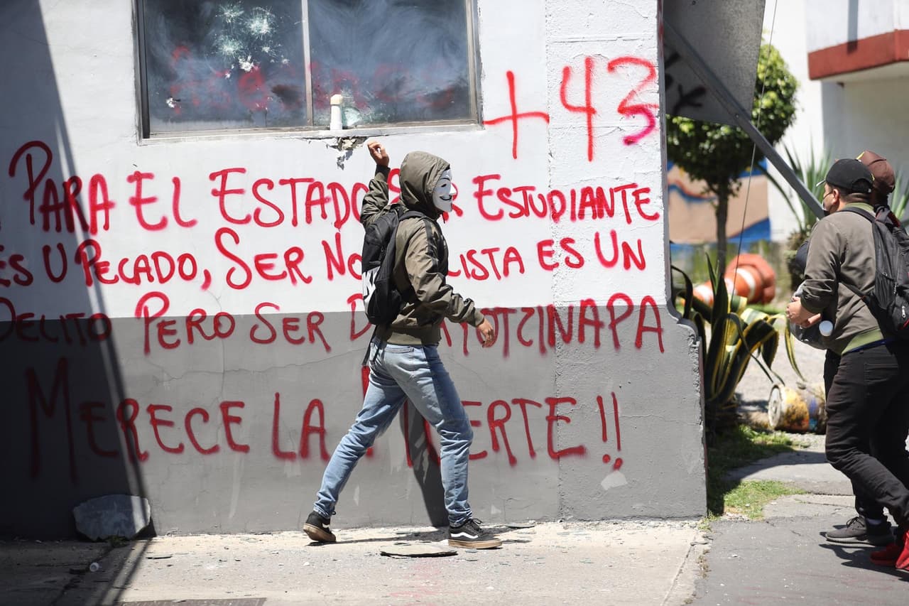 Estudiantes se manifiestan frente a las instalaciones del Centro de Investigación y Seguridad Nacional (CISEN) para exigir justicia por los 43 normalistas desaparecidos de Ayotzinapa, en Ciudad de México.