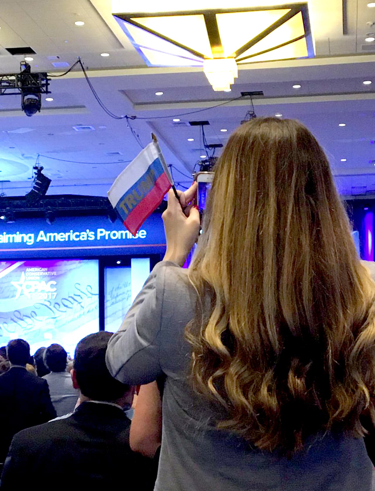 “No es un chiste, alguien ha estado distribuyendo banderas rusas que dicen #Trump, y la gente las agita #CPAC2017”, contó una asistente que publicó esta foto en su cuenta de Twitter.
