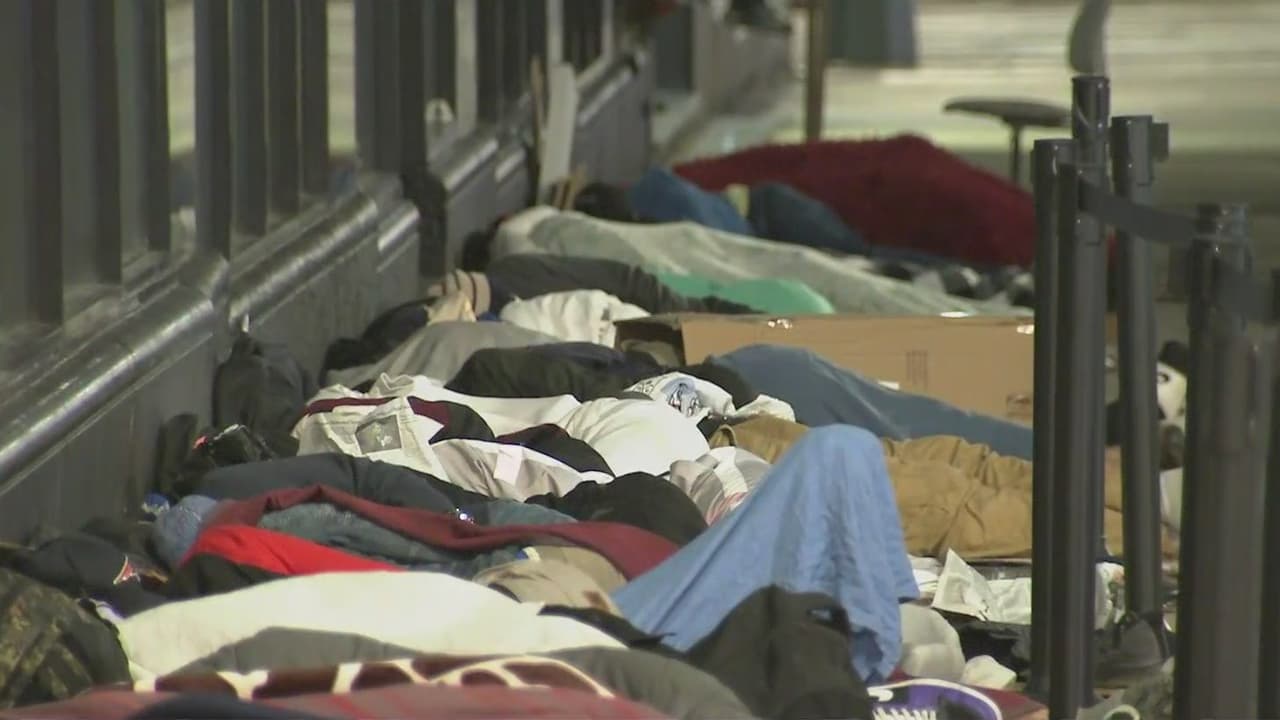 Solicitantes de asilo duermen en calles y buses de Manhattan ante saturación de refugios