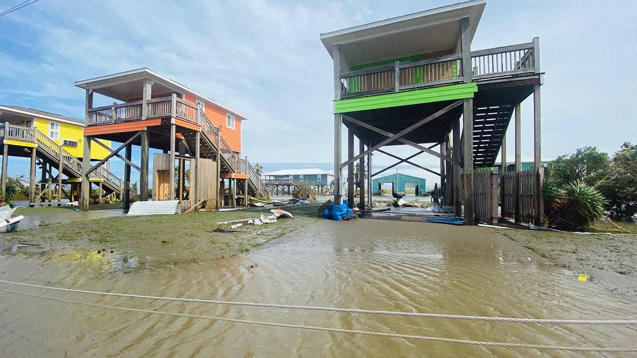 Las estructuras de la zona están diseñadas para resistir las inundaciones. Los sistemas de tormenta toman fuerza de las aguas cálidas del mar, pero apenas tocan tierra comienzan a debilitarse. Por esta razón las poblaciones costeras son las más afectadas.