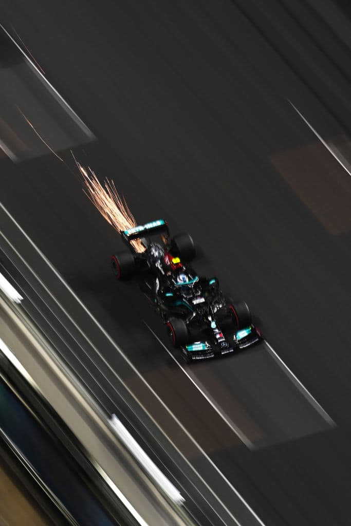 Lewis Hamilton se quedó con la pole position del Gran Premio de Arabia Saudita en el que Max Verstappen encendió las alarmas al tocar pared y terminar en el tercero de la Q3. El mexicano Sergio Pérez terminó quedándose en el quinto lugar en una emocionante clasificación.