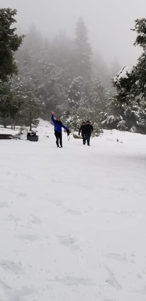 "Ayer en las montañas de Azusa California . 🌨🌨🎄", escribió Nelda Díaz.