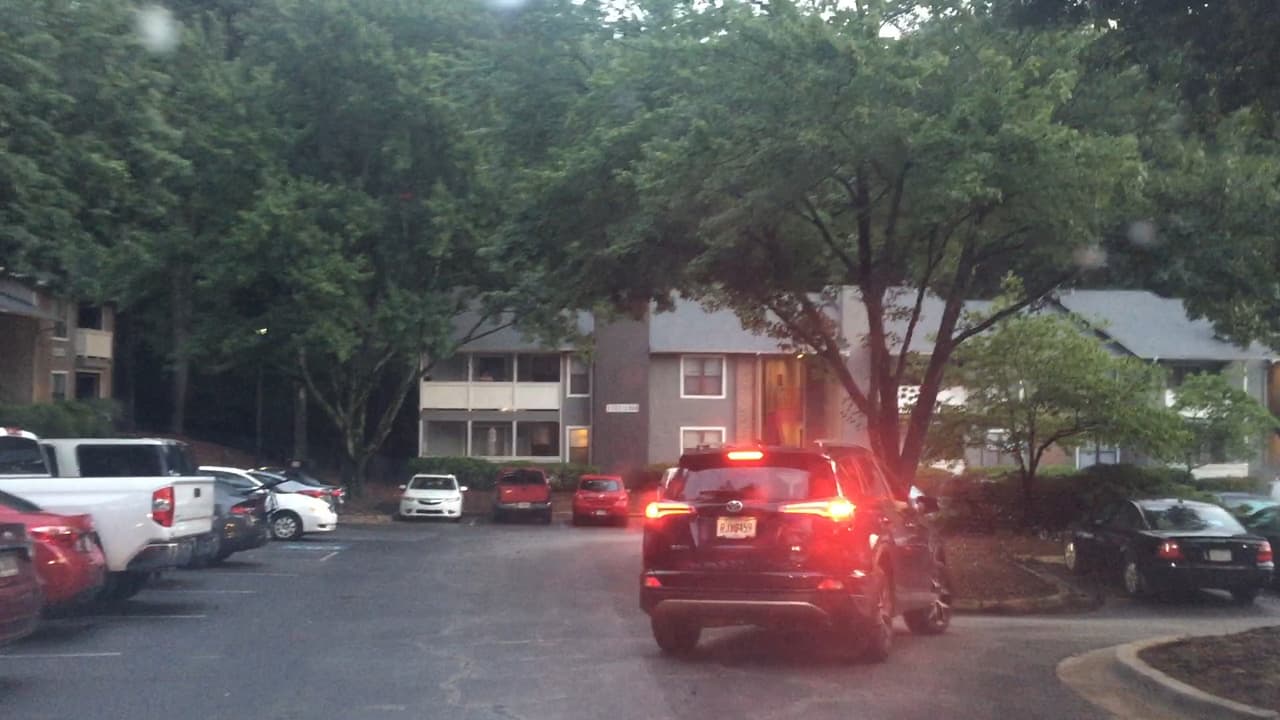 Las comunidades inmigrantes de Georgia vivieron entre los rumores y el miedo el inicio de lo que según el gobierno federal serán varios días de operativos para poner bajo custodia y deportar a indocumentados. En horas de la tarde de este domingo, tanto grupos activistas como Inmigración no habían confirmado detenciones en la región. Al norte de Atlanta, más de 70 personas se reunieron desde muy temprano en la sede de la organización Alianza Latina de Georgia por los Derechos Humanos (GLAHR), desde donde se formaron una decena de grupos que salieron a verificar si agentes del Servicio de Inmigración y Control de Aduanas de los Estados Unidos (ICE) estaban en los vecindarios arrestando a personas.