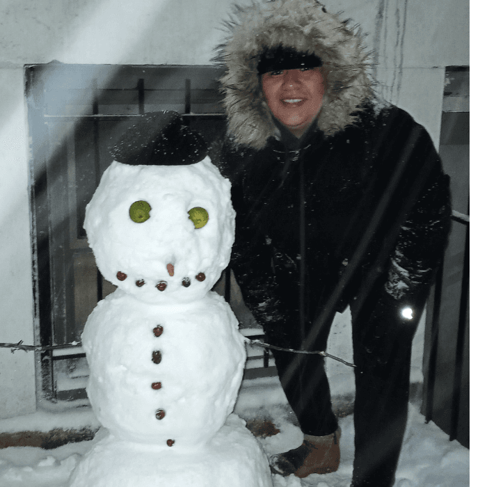 Andres Gómez dice que despide el año con este muñeco del nieve durante una tormenta invernal que se esperaba iba a dejar varios pies de nieve en el noreste del país.