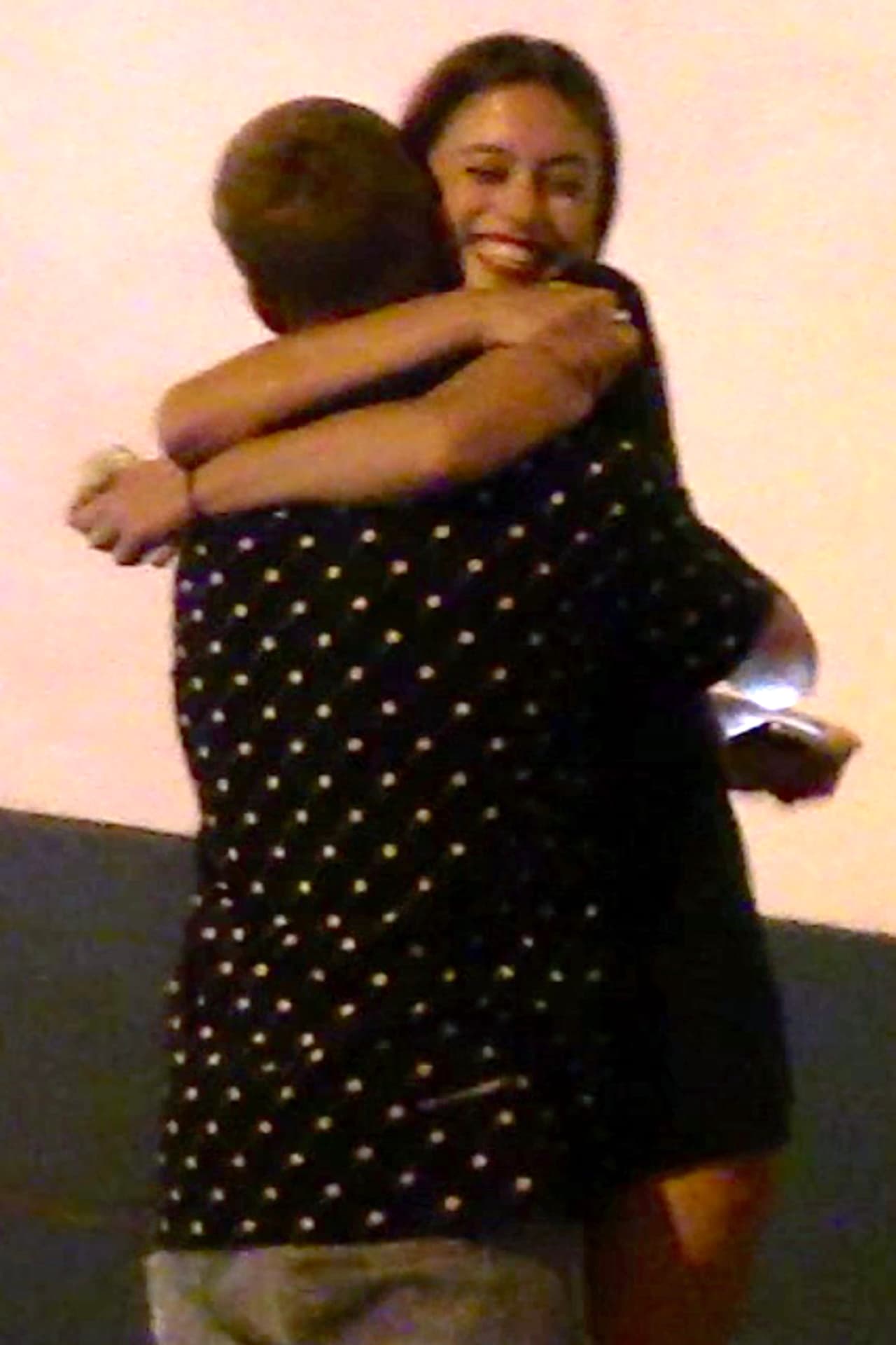 Justin Bieber es súper amiguero y además muy cariñoso, ya que siempre lo vemos con gente a su alrededor y miles de chicas se vuelven locas por él, pero parece que con esta niña el que se puso loquito fue él.