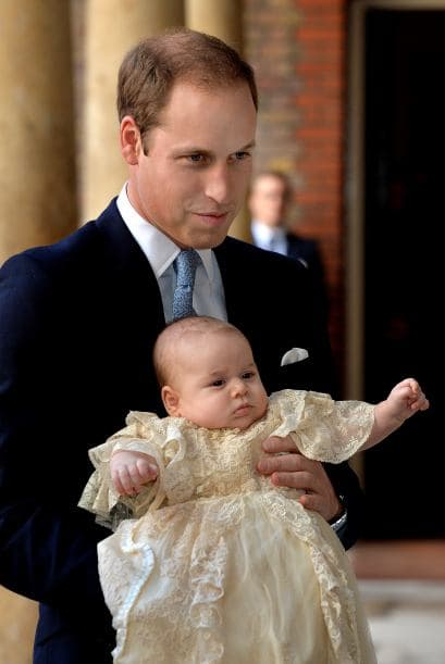 El principito George llegó con sus padres, Príncipe William y Catherine, Duquesa de Cambridge, para su bautizo en St. James's Palace este 23 de octubre de 2013. El bebe tenía un traje elaborado en satín, réplica de uno que se usó para el bautizo de la hija mayor de la Reina Victoria en 1841. Estaban presentes, entre otros, la Reina Isabel y el príncipe Felipe. El Arzobispo de Canterbury, Most Rev. Justin Welby, recibió a los visitantes a la entrada de la iglesia. El bebé tendrá siete padrinos, entre ellos Zara Tindall, hija de la princesa Ana; Oliver Baker, amigo de la universidad de William y Catherine; Emilia Jardine-Paterson, que fue a la escuela con Catherine, y William van Cutsem, amigo de la infancia de William.